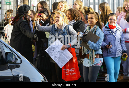 X Factor Fans warten vor den Studios "The X Factor" Finalisten kommen die Proberäume vor die Show heute Abend live Stockfoto