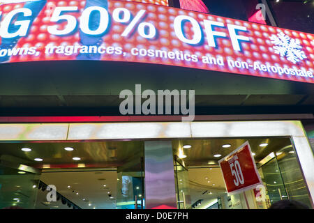 22. November 2012, New York, NY.  Schilder werben 50 % off im Aeropostale laden in New York City Times Square, die, wie viele Geschäfte am Thanksgiving Day Feiertag geöffnet war Stockfoto