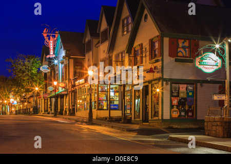 Straßen von Bar Harbor, vor Sonnenaufgang während der blauen Stunde. Acadia N.P, Maine. Stockfoto