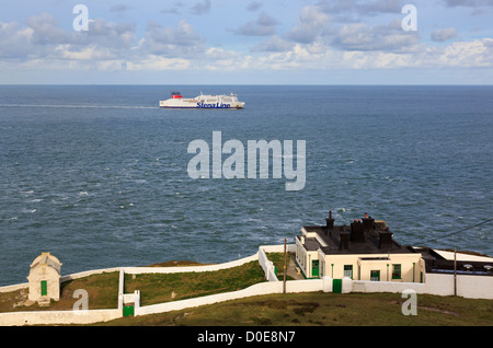 Parlament Haus Nebel Warnung Talstation Nord-Stack mit Stena Line Fähre Segeln nach Holyhead, Isle of Anglesey, North Wales, UK Stockfoto