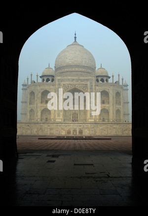 Das Taj Mahal ist eingerahmt von einem Bogen in Agra in Indien Stockfoto