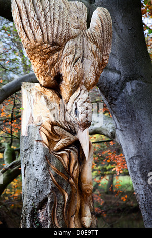 Eisvogel mit Fisch-Holz-Skulptur auf Abbey Road Knaresborough North Yorkshire England Stockfoto