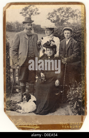 Kabinettfoto einer viktorianischen Familie in ihrem Garten mit einem Hund ca. Anfang 1890, Tenbury, Worcestershire, England, Großbritannien Stockfoto