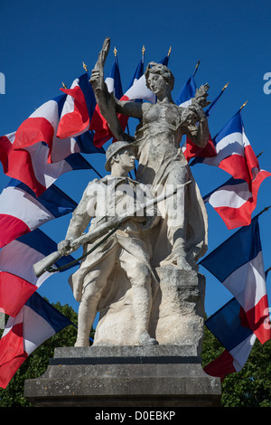 DIE FRANZÖSISCHE MARIANNE DANKEN SOLDATEN GETÖTET IN ERSTE WELT KRIEG TOTEN KRIEGSDENKMAL UNTER VIELZAHL TRICOLOUR FRANZÖSISCHEN FAHNEN Stockfoto