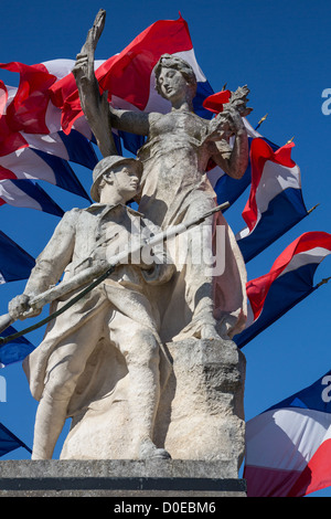 DIE FRANZÖSISCHE MARIANNE DANKEN SOLDATEN GETÖTET IN ERSTE WELT KRIEG TOTEN KRIEGSDENKMAL UNTER VIELZAHL TRICOLOUR FRANZÖSISCHEN FAHNEN Stockfoto