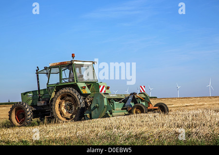 TRAKTOR BODENBEARBEITUNG VOR WINDTURBINEN EURE-ET-LOIR (28) FRANKREICH Stockfoto