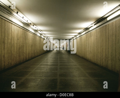 Schießen der alten Keller innen im Gebäude Stockfoto