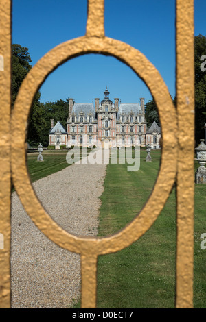 EINGANGSTOR ZUM SCHLOSS BEAUMESNIL EURE (27) FRANKREICH Stockfoto