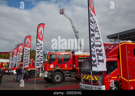 AUSSTELLUNG AUSRÜSTUNG ROTEN FEUERWEHRAUTOS RENAULT TRUCKS STEHEN 19. NATIONALER KONGRESS FRANZÖSISCHE FEUERWEHRLEUTE AMIENS SOMME (80) FRANKREICH Stockfoto