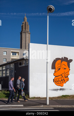 GRAFFITI AUF EINE CITY WALL BOULEVARD CLEMENCEAU UND DER TURM DER KIRCHE SAINT-JOSEPH LE HAVRE SEINE-MARITIME (76) FRANCE Stockfoto