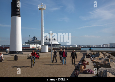 EIN SPAZIERGANG AUF DER MOLE VOR KOMMERZIELLEN HAFEN LE HAVRE SEINE-MARITIME (76) FRANCE Stockfoto