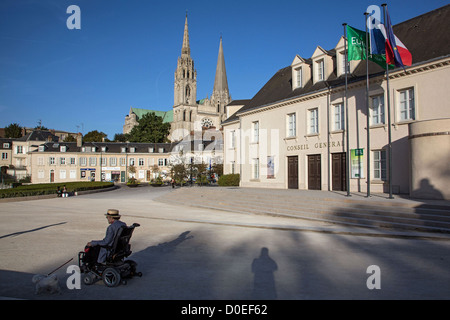 BEHINDERTE PERSON SEINEN HUND IN FRONT GENERAL RAT PLACE DU CHATELET SQUARE STADTZENTRUM CHARTRES EURE-ET-LOIR (28) FRANKREICH Stockfoto