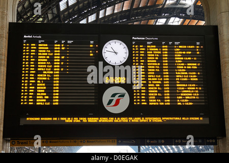 Vom Hauptbahnhof Mailand elektronische Abflüge und Ankünfte Board, Italien, Europa, Stockfoto