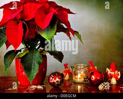 Winter Rose, Kerzen und Weihnachtsschmuck Stockfoto