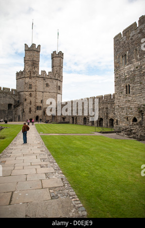 CAERNARFON, Wales - ein Weg, auf dem Innenhof auf Caernarfon Castle im Nordwesten von Wales. Eine Burg stand ursprünglich auf der Website, die auf dem späten 11. Jahrhundert zurückgeht, aber im späten 13. Jahrhundert König Edward I. eine neue Struktur, die zu diesem Tag steht in Auftrag gegeben. Es hat markante Türme und ist eines der am besten erhaltenen der Reihe von Burgen Edward I in Betrieb genommen. Stockfoto