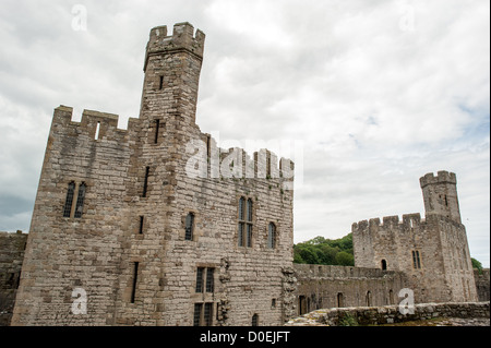 CAERNARFON, Wales – einige der Türme auf Caernarfon Castle im Nordwesten von Wales. Ursprünglich stand an der Stelle eine Burg aus dem späten 11. Jahrhundert, aber im späten 13. Jahrhundert ließ König Eduard I. ein neues Gebäude in Auftrag geben, das bis heute besteht. Es hat markante Türme und ist eines der am besten erhaltenen Burgen der Reihe, die Edward I. in Auftrag gab. Stockfoto