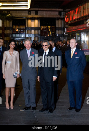 Prinz Charles, Prince Of Wales mit Teilhaber der Savoy Hotel Prinz Alwaleed Bin Talal Bin Abdul Aziz Alsaud und seine Frau Stockfoto