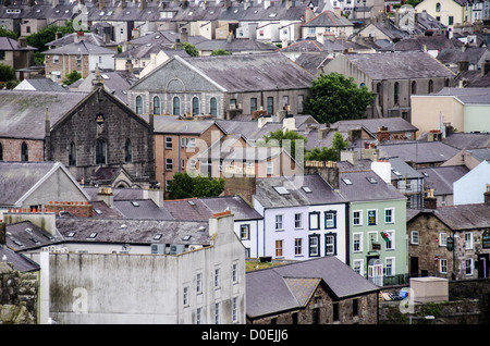 CAERNARFON, Wales – Dächer von Häusern und Gebäuden mit ihren walisischen Schiefer-Dachziegeln, von einem der Türme von Caernarfon Castle im Nordwesten von Wales aus gesehen. Ursprünglich stand an der Stelle eine Burg aus dem späten 11. Jahrhundert, aber im späten 13. Jahrhundert ließ König Eduard I. ein neues Gebäude in Auftrag geben, das bis heute besteht. Es hat markante Türme und ist eines der am besten erhaltenen Burgen der Reihe, die Edward I. in Auftrag gab. Stockfoto