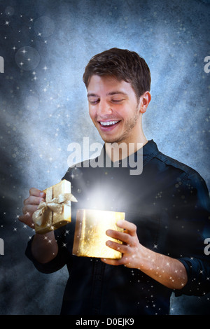 Man öffnet eine magische Geschenkbox Stockfoto