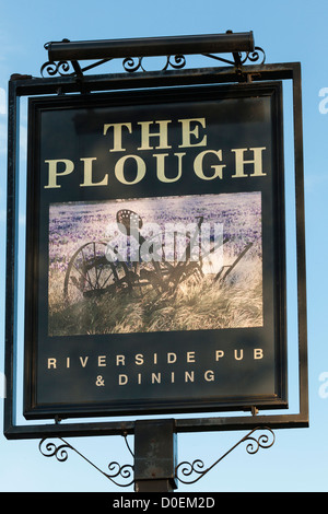 Der Pflug, ein attraktives Pub am Flussufer in Eynsford, Kent, UK Stockfoto