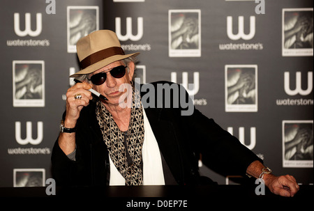 Keith Richards unterschreibt Kopien seiner neuen Autobiografie "Life" bei Waterstone es Piccadilly London England Stockfoto