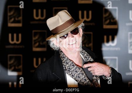 Keith Richards unterschreibt Kopien seiner neuen Autobiografie "Life" bei Waterstone es Piccadilly London England Stockfoto