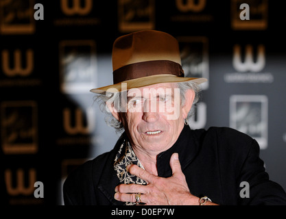 Keith Richards unterschreibt Kopien seiner neuen Autobiografie "Life" bei Waterstone es Piccadilly London England Stockfoto