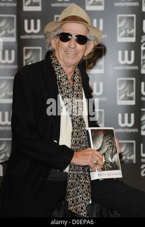 Keith Richards unterschreibt Kopien seiner neuen Autobiografie "Life" bei Waterstone es Piccadilly London England Stockfoto