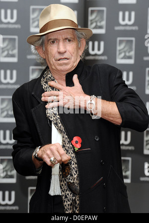 Keith Richards unterschreibt Kopien seiner neuen Autobiografie "Life" bei Waterstone es Piccadilly London England Stockfoto