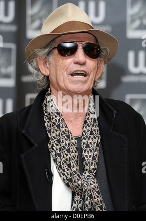 Keith Richards unterschreibt Kopien seiner neuen Autobiografie "Life" bei Waterstone es Piccadilly London England Stockfoto