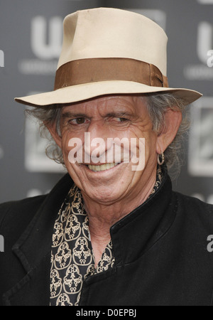 Keith Richards unterschreibt Kopien seiner neuen Autobiografie "Life" bei Waterstone es Piccadilly London England Stockfoto