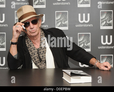 Keith Richards unterschreibt Kopien seiner neuen Autobiografie "Life" bei Waterstone es Piccadilly London England Stockfoto