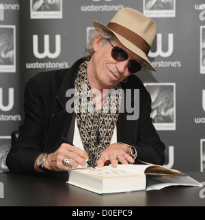 Keith Richards unterschreibt Kopien seiner neuen Autobiografie "Life" bei Waterstone es Piccadilly London, England - 03.11.10 Stockfoto