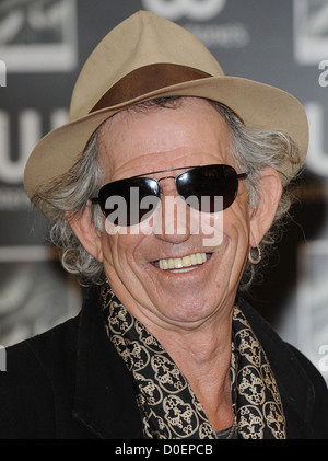 Keith Richards unterschreibt Kopien seiner neuen Autobiografie "Life" bei Waterstone es Piccadilly London England Stockfoto