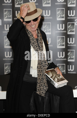 Keith Richards unterschreibt Kopien seiner neuen Autobiografie "Life" bei Waterstone es Piccadilly London England Stockfoto