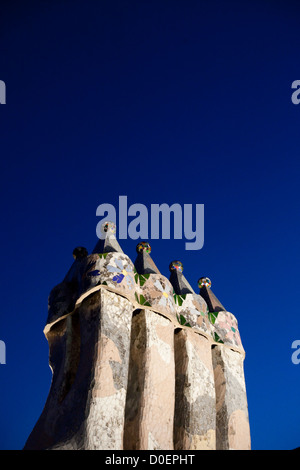 Schornstein auf dem Dach der Casa Batlló in Barcelona Stockfoto