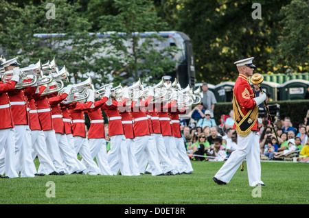 ARLINGTON, Virginia, USA – das United States Marine Corps Drum and Bugle Corps, auch bekannt als Commandant's Own, tritt während der Sunset Parade am Iwo Jima Memorial auf. Diese wöchentliche Sommerveranstaltung ehrt die Opfer der Marines und feiert die reiche Geschichte des Marine Corps. Stockfoto