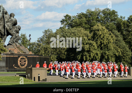 ARLINGTON, Virginia, United States — der Kommandant's Own, offiziell bekannt als United States Marine Drum and Bugle Corps, tritt während der Sunset Parade am Marine Corps war Memorial, auch bekannt als Iwo Jima Memorial, in Arlington, Virginia auf. Die Sunset Parade mit Marschkapellen und Präzisionsübungen findet in den Sommermonaten am Dienstagabend statt. Das ikonische Denkmal, das die Flagge zeigt, die auf Iwo Jima hisst, dient als dramatische Kulisse für diese lange militärische Tradition. Stockfoto