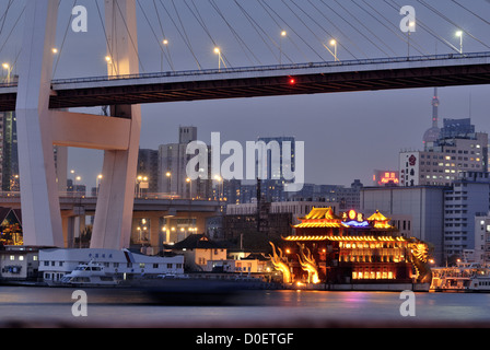 Shanghai Nanpu-Brücke und Fluss Huangpu Stockfoto
