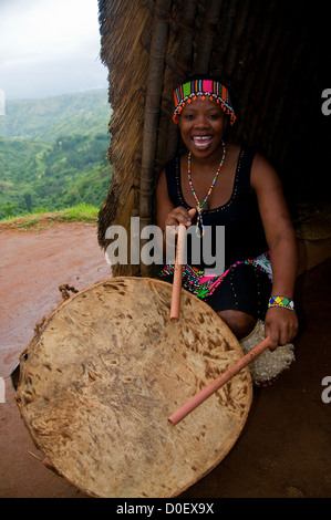 Besucher der PheZulu-Safari-Park in der Nähe von Durban in KwaZulu Natal, Südafrika sollten die interessanten Acts und Tänze genießen. Stockfoto