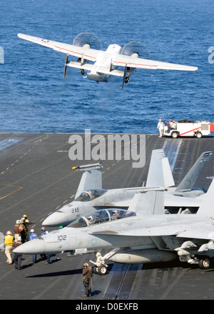 Eine C-2A Greyhound startet aus dem Flugdeck des Flugzeugträgers USS Nimitz 11. November 2012 im Pazifischen Ozean. Stockfoto