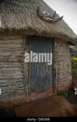 Besucher die typischen Zulu Gehöft in KwaZulu Natal, Südafrika sollte genießen Sie die einzigartige Architektur vieler Gebäude. Stockfoto