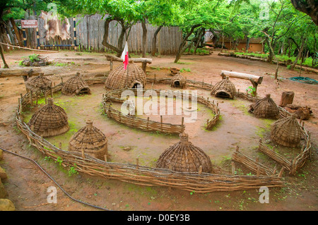 Besucher Shakaland in KwaZulu Natal, Südafrika sollte das interessante Dorf und die Zulu-Kultur genießen. Stockfoto