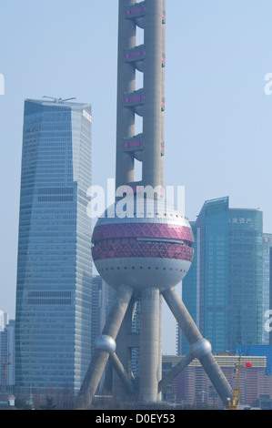 China, Shanghai. Am Abend Blick auf das moderne Pudong New District (aka) mit der berühmten "Oriental Pearl". Stockfoto