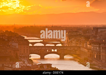 Auf der Suche auf dem Fluss Arno in Florenz bei Sonnenuntergang. Stockfoto