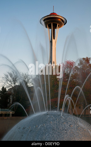 WA07872-00... WASHINGTON - Die International Fountain und Space Needle in Seattle Center in der Innenstadt von Seattle. Stockfoto