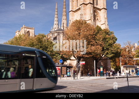 Eine Straßenbahn verläuft vor der Tour Pey-Berland in der Stadt Bordeaux, Frankreich. Stockfoto