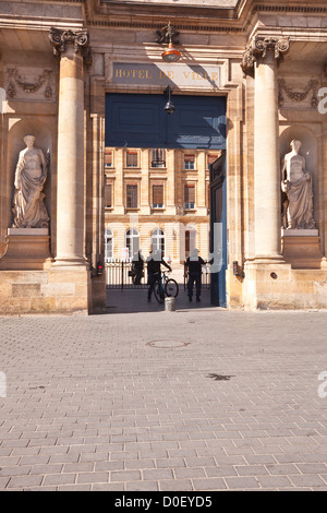 Der Eingang zum Rathaus oder Mairie in Bordeaux, Frankreich. Stockfoto