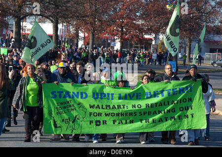 Hyattsville Maryland - Walmart Arbeiter, einige von ihnen in den Streik, Rallye mit Unterstützern außerhalb eines Unternehmens Geschäfte am schwarzen Freitag, fordern bessere Bezahlung, reguläre Arbeitszeit, bezahlbaren Gesundheitsversorgung und Respekt. Es war einer der vielen Kundgebungen in Walmart-Filialen organisiert von unserem Walmart, eine Gruppe der United Food and Commercial Workers Union angegliedert. USA. Stockfoto