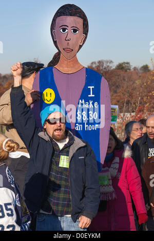 Hyattsville Maryland - Walmart Arbeiter, einige von ihnen in den Streik, Rallye mit Unterstützern außerhalb eines Unternehmens Geschäfte am schwarzen Freitag, fordern bessere Bezahlung, reguläre Arbeitszeit, bezahlbaren Gesundheitsversorgung und Respekt. Es war einer der vielen Kundgebungen in Walmart-Filialen organisiert von unserem Walmart, eine Gruppe der United Food and Commercial Workers Union angegliedert. USA. Stockfoto